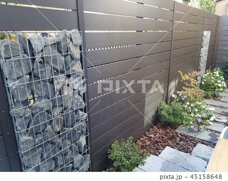 ガビオン（蛇籠）を使った小さな庭 45158648