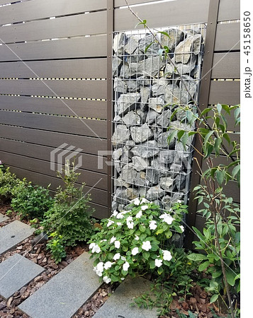 ガビオン 蛇籠 を使った小さな庭の写真素材