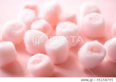 ピンクのコットンボール 45158745