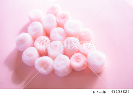 ピンクのコットンボール ピンクのコットンボール 45158822