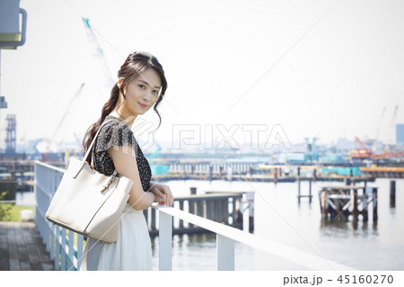 若い女性・ベイサイド 45160270