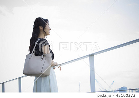 若い女性・ベイサイド 若い女性・ベイサイド 45160272