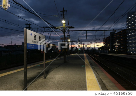 西宮駅　夜明け前 45160350