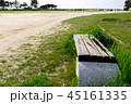 芝と砂浜とベンチ 45161335