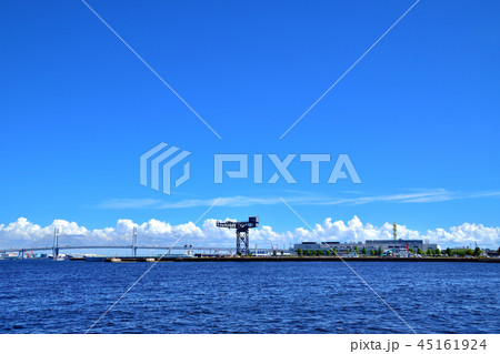 横浜港に建設されたハンマーヘッドクレーンと海に浮かぶぷかりさん橋 45161924