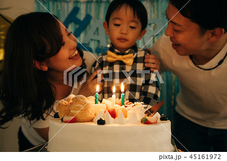 誕生日 子育て 男の子 バースデーケーキ 家族の写真素材