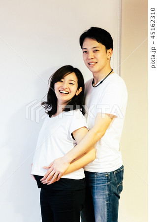 妊婦と夫 マタニティフォト 夫婦 妊婦と夫 マタニティフォト 夫婦 45162310