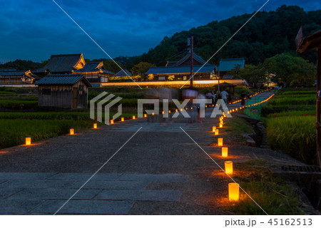 奈良　明日香村　飛鳥光の回廊　橘寺の前の坂道 45162513