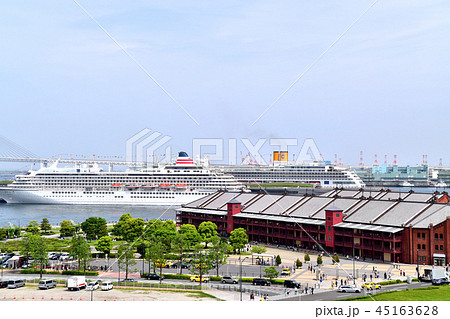 大桟橋に停泊する飛鳥Ⅱとコスタビクトリア 45163628