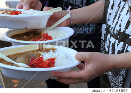 お祭りでカラーライスをテイクアウトする人 お祭りでカラーライスをテイクアウトする人 45163696