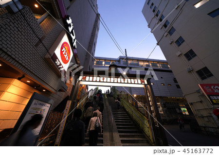 日本の東京都市景観 JR日暮里駅(南改札口)や京成電鉄日暮里駅(南改札口)に続く階段などを望む 日本の東京都市景観 JR日暮里駅(南改札口)や京成電鉄日暮里駅(南改札口)に続く階段などを望む 45163772
