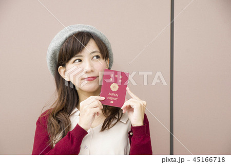 パスポートを持つ女性 45166718