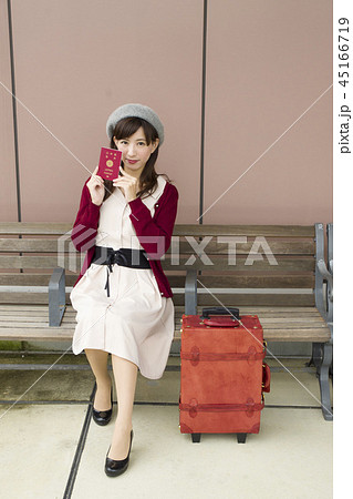 海外旅行に向かう女性 45166719