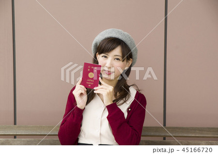 パスポートを持つ女性 パスポートを持つ女性 45166720