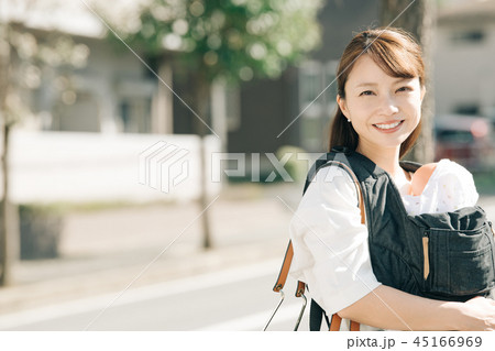 30代のワーキングマザー 通勤 日本人女性の写真素材