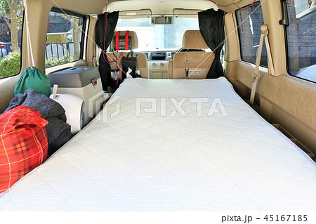 ミニバンの車中泊 45167185