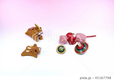 正月イメージ　イノシシの親子＆コマ　でんでん太鼓 45167798