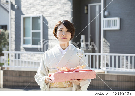 お中元　お歳暮イメージ　着物姿女性 45168405