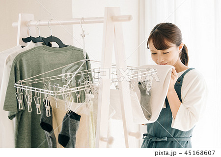 生乾きの洗濯物の匂いを嗅ぐ30代の主婦 日本人女性 生乾きの洗濯物の匂いを嗅ぐ30代の主婦 日本人女性 45168607