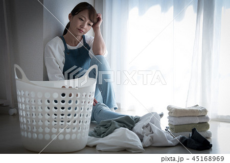 家事に疲れた30代の主婦 日本人女性 45168969