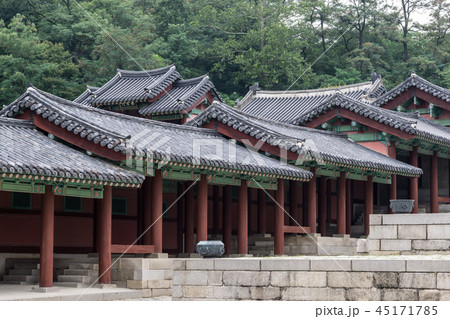 Gyeonghui gung Palace Scenery 45171785