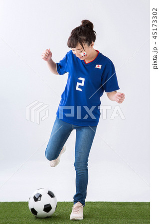 サッカーボールを蹴る女性の写真素材