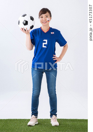 サッカーボールを持つ女性の写真素材