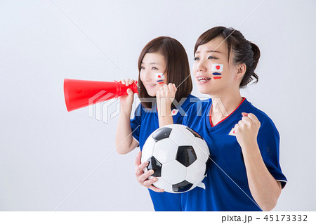 応援する女性サポーター 45173332