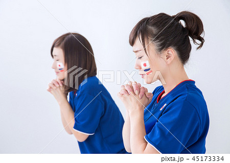 祈る女性サポーター 45173334