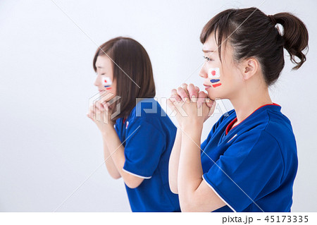 祈る女性サポーター 45173335