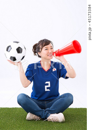 サッカーを応援する女性の写真素材