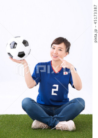 サッカーボールを指差す女性 笑顔 の写真素材