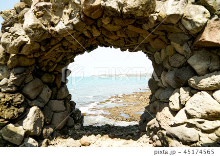 穴の開いた岩　粟嶋神社 45174565