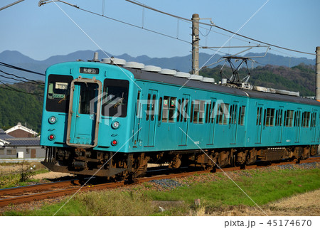 和歌山線を走る105系普通電車 45174670