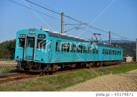 和歌山線を走る105系普通2両 45174671