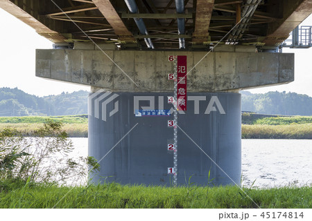 洪水　河川氾濫　増水 45174814
