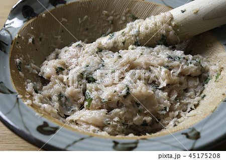 すり鉢に入った鶏つくね すり鉢に入った鶏つくね 45175208