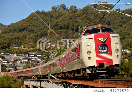 伯備線を走る381系L特急やくも7両 45175370