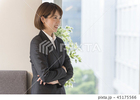 女性 横顔 腕組 ビジネスの写真素材