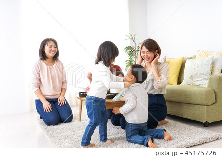 ご飯を食べる子どもとお母さん ご飯を食べる子どもとお母さん 45175726