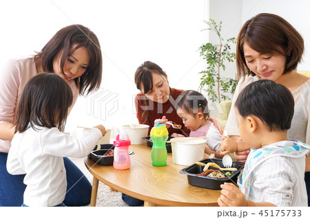 ご飯を食べる子どもとお母さん ご飯を食べる子どもとお母さん 45175733