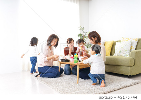 ご飯を食べる子どもとお母さん ご飯を食べる子どもとお母さん 45175744