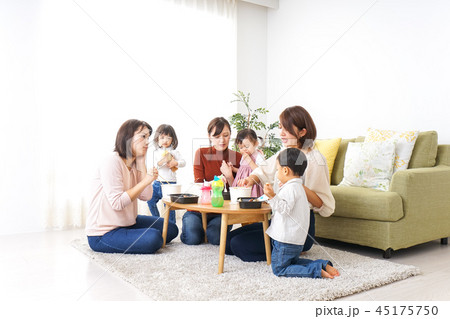 ご飯を食べる子どもとお母さん 45175750
