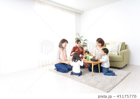 ご飯を食べる子どもとお母さん ご飯を食べる子どもとお母さん 45175770