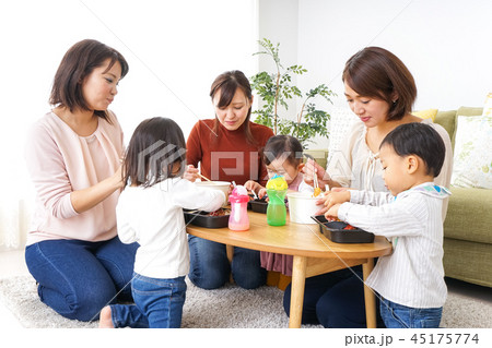 ご飯を食べる子どもとお母さん ご飯を食べる子どもとお母さん 45175774