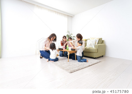 ご飯を食べる子どもとお母さん ご飯を食べる子どもとお母さん 45175780