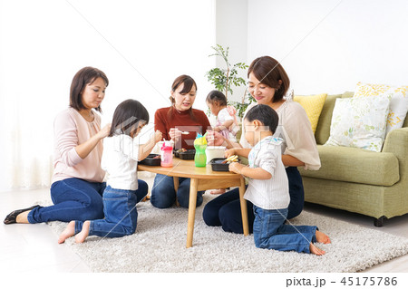 ご飯を食べる子どもとお母さん ご飯を食べる子どもとお母さん 45175786