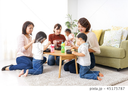 ご飯を食べる子どもとお母さん ご飯を食べる子どもとお母さん 45175787