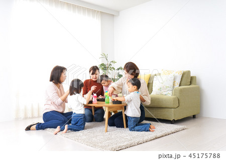 ご飯を食べる子どもとお母さん ご飯を食べる子どもとお母さん 45175788