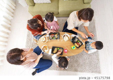 ご飯を食べる子どもとお母さん ご飯を食べる子どもとお母さん 45175798